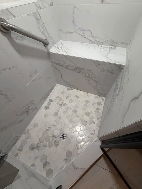 Shower bench and niche tiled in marble look porcelain